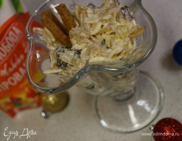 Выкладываем наш салат в красивую посуду и украшаем сухариками. Блюдо готово.
Приятного аппетита!