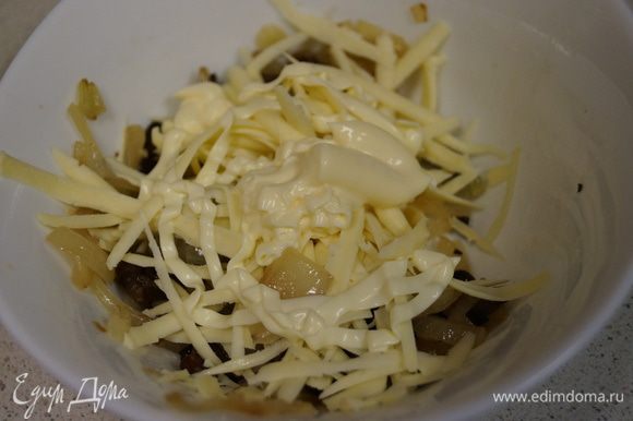В отдельной салатнице смешиваем грибы, лук, сыр и добавляем майонез ТМ «Слобода» Провансаль.