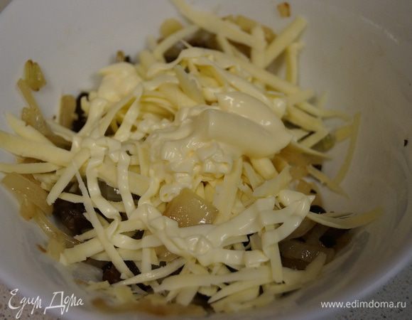 В отдельной салатнице смешиваем грибы, лук, сыр и добавляем майонез ТМ «Слобода» Провансаль.