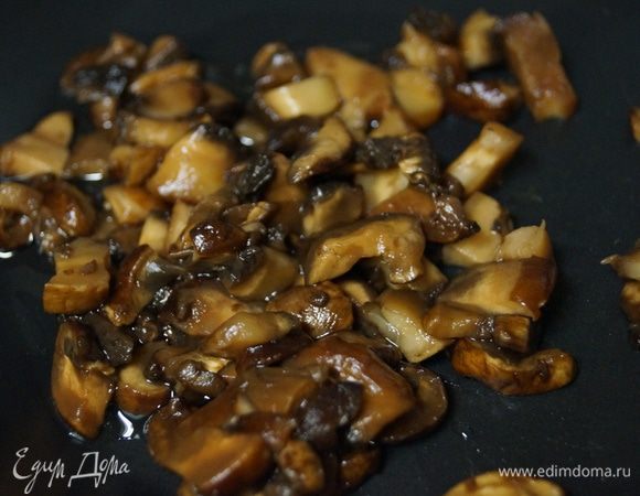 Обжариваем на подсолнечном масле грибы до готовности.