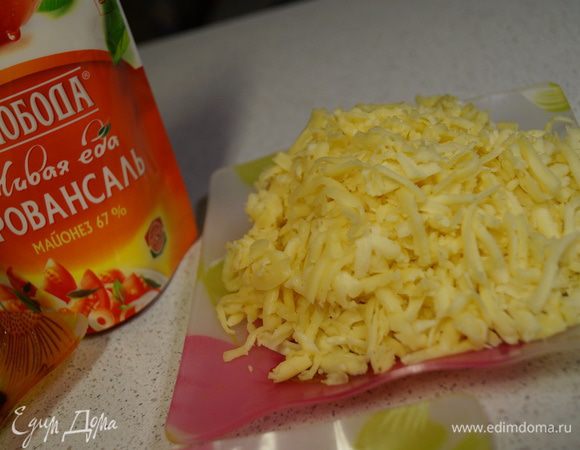 Пропускаем через терку сыр, в моем случае это голландский, вы можете добавить любой другой, какой есть дома. 