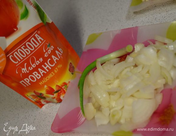 Средними дольками нарезаем лук.