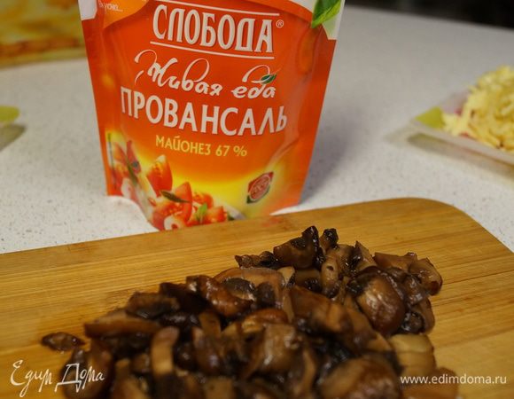 Режем шампиньоны.