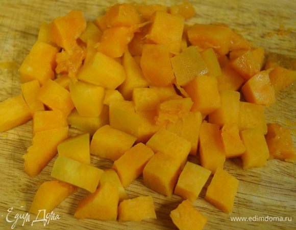 Режем кубиками очищенную тыкву.
