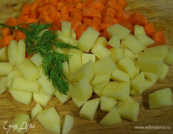 Кубиками режем картофель и морковь.