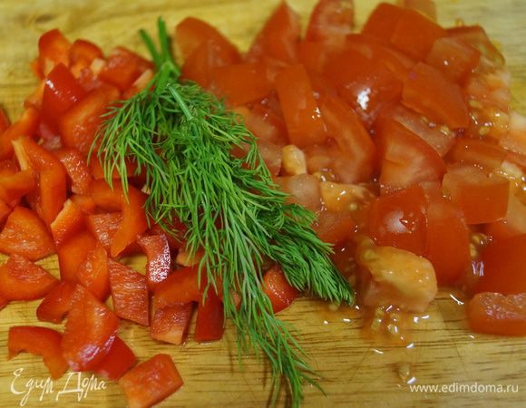 Кубиками режем помидоры и перец.