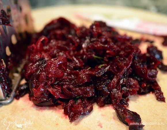 Свеклу отварить или запечь в духовке, почистить, натереть на крупной терке.