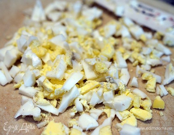 Яйца отварить вкрутую, почистить, нарезать.