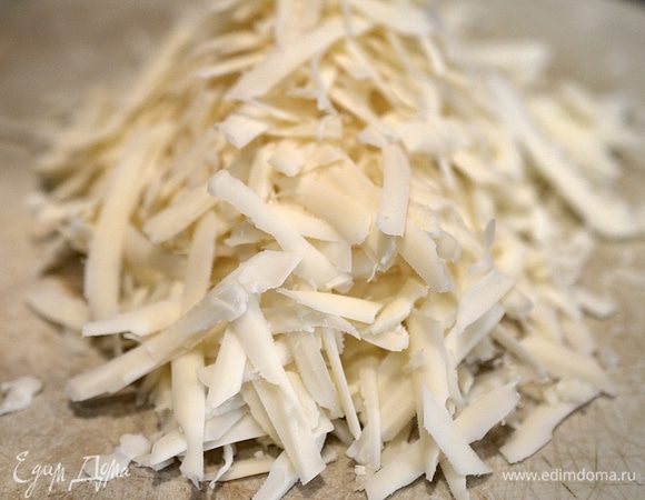 Сыр натереть на крупной терке.