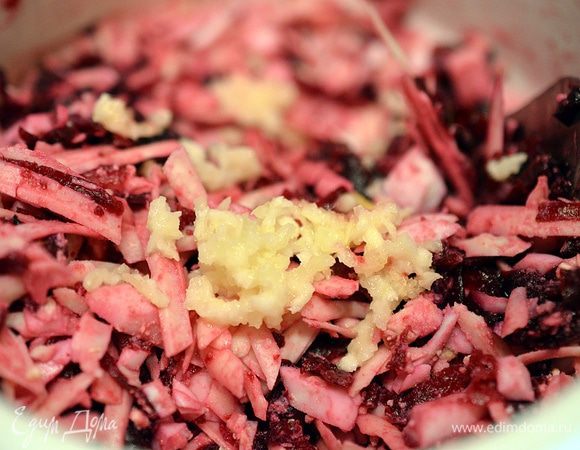 Все перемешать, добавить пропущенный через пресс или натертый чеснок, посолить.