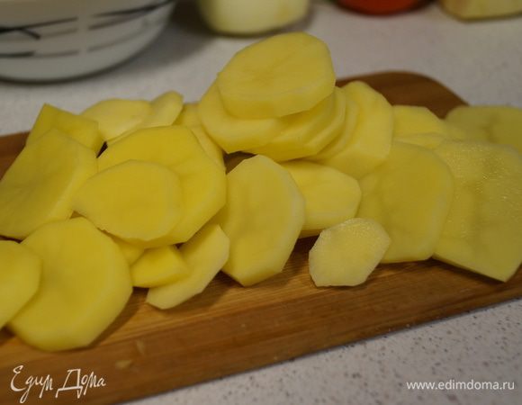 Режем кружочками картофель.
