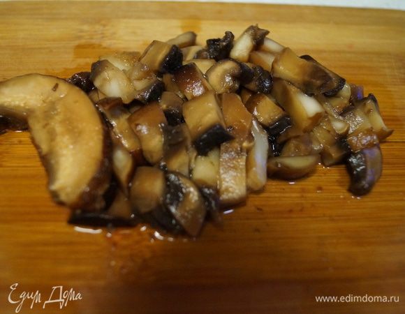 Режем грибы.