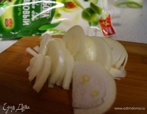 Полукольцами режем лук.