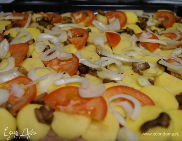 Так же слоями на противень выкладываем грибы, следом помидоры.