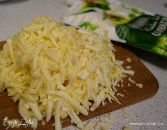 Натираем на терке твердый сыр, но добавим его после готовности блюда и оставим расплавляться в духовке.