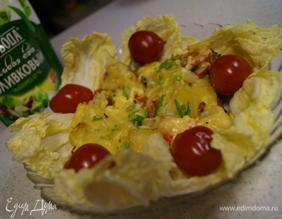 Выкладываем блюдо на красивую тарелку и для красоты добавляем листья пекинской капусты, зеленый лук и маринованные помидоры.
Приятного аппетита!