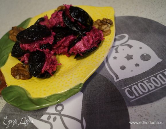Фаршируем чернослив готовой начинкой и подаем на стол!
Приятного аппетита!