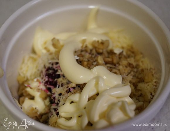 В отдельной салатнице смешиваем грецкие орехи, свеклу, сыр, добавив майонез ТМ «Слобода» Сметанный. С ним наша начинка будет намного нежнее.