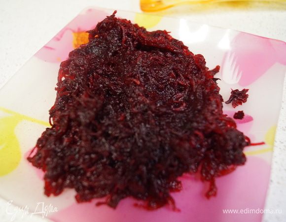 На мелкой терке натираем свеклу.
