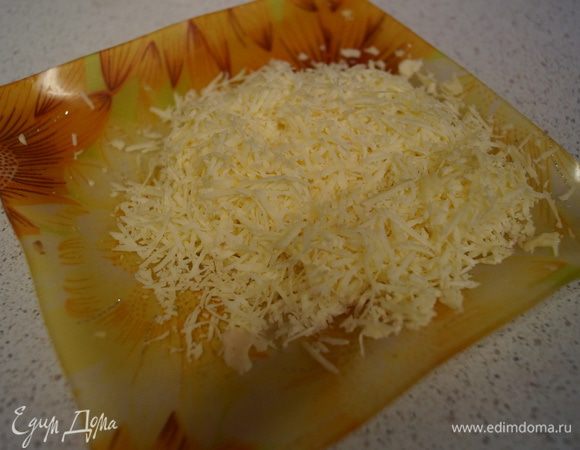 На мелкой терке натираем твердый сыр.