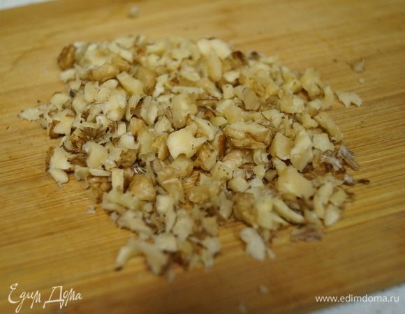 Режем мелко грецкий орех.