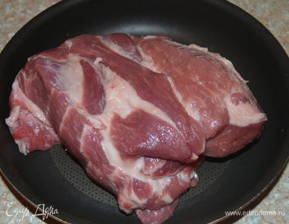 Мясо натереть солью и специями, оставить на полчаса. 