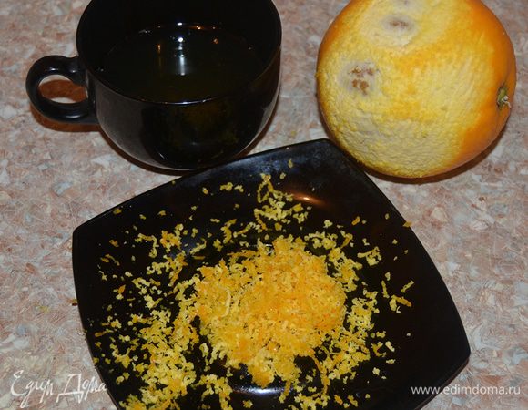 С апельсина снять цедру, из остального выжать сок. Мед растворить в воде, если он густой, прогреть на водяной бане до растворения. Добавить в медовую воду цедру и апельсиновый сок, любимые травы. Смазать этой водой мясо со всех сторон, выложить его в сковороду или форму и отправить в холодильник на целый день (10 часов). Удобно сделать это в той же посуде, в которой потом будете запекать мясо, чтобы не перекладывать его и не терять вкусный маринад. Время от времени кусок мяса нужно переворачивать, чтобы маринад равномерно пропитал его.  