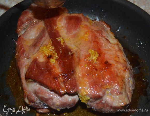 За 1,5 — 2 часа до застолья переложить мясо в посуду для запекания, вылить туда же маринад и отправить в разогретую духовку. Время от времени, минут через 15, мясо нужно вынимать, переворачивать и еще поливать медово-апельсиновым маринадом. В процессе запекания на мясе образуется красивая сочная глазурь. 