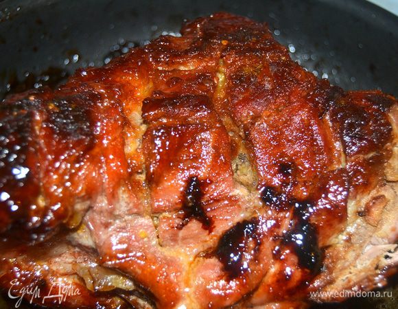 В конце приготовления лучше переворачивать мясо почаще, так как глазурь, стекшая на дно сковороды, может начать подгорать. 