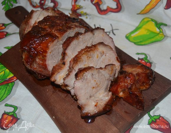 Нарезать мясо лучше непосредственно перед подачей к столу. Так оно дольше останется сочным. 