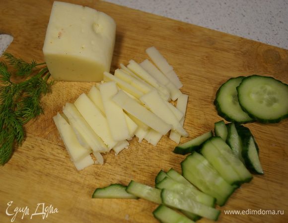 Режем огурцы и сыр соломкой.