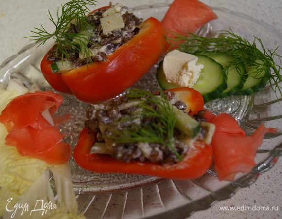 В отдельной салатнице чечевицу, сыр, огурец перемешиваем с майонезом ТМ «Слобода» Легкий. Наполняем им перец и подаем в красивой салатнице, предварительно украсив зеленью, имбирем, пекинской капустой и творожным сыром.
Приятного аппетита!