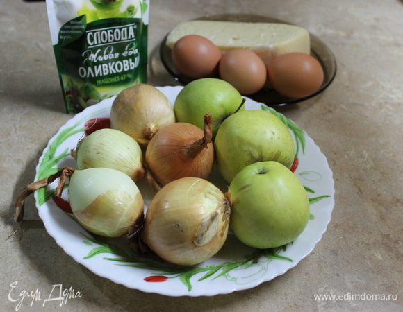 Отварите яйца. Яблоки очистите от кожуры и положите в холодную воду с лимонным соком.