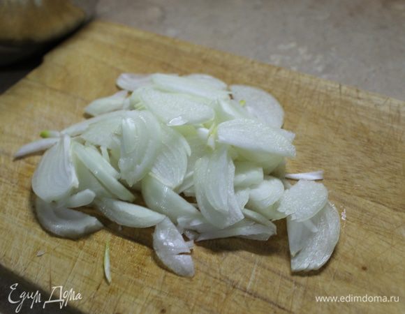 Лук нарежьте тонкими перьями.