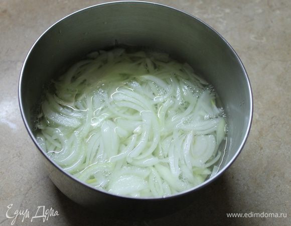 Залейте нарезанный лук крутым кипятком на 10 минут. Слейте горячую воду, залейте холодной водой и остудите лук. Разведите уксус водой 3 к 2 и залейте лук на 30 минут.