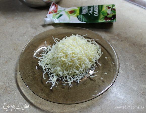 На мелкую терку натрите яйца и сыр.