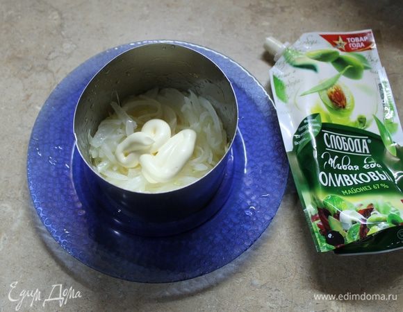 Третьим слоем будет яблоко, натертое на крупной терке. Чтобы яблоко не потемнело, перемешайте его с майонезом, а можно просто нанести его сверху.