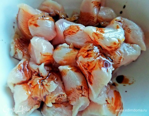 Полить соевым соусом.