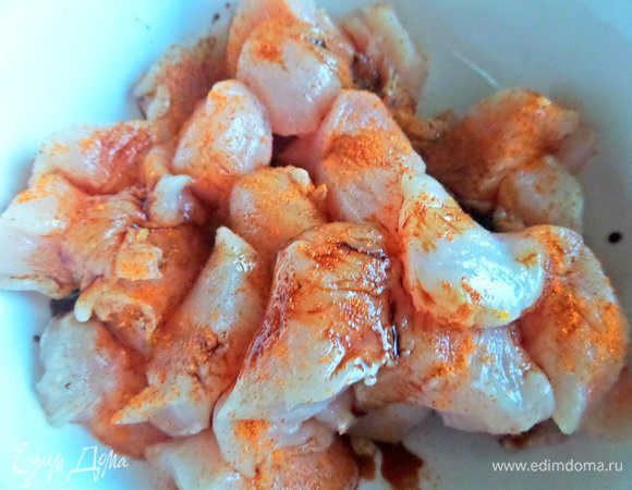 Приправить перцем и карри.