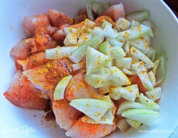 Всыпать порубленный лук. Обвалять в маринаде и оставить минут на 15 — 20.