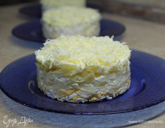 И последний слой — сыр, его смазывать майонезом не надо. Поставьте салат в прохладное место на 30 минут для пропитки. Салат готов.  