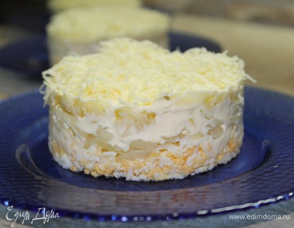 Нежный, вкусный, легкий салат, лук очень гармонично придаст пикантность вашему произведению. Даже те, кто не жалует лук, оценят салат на вкус.
Приятного аппетита!