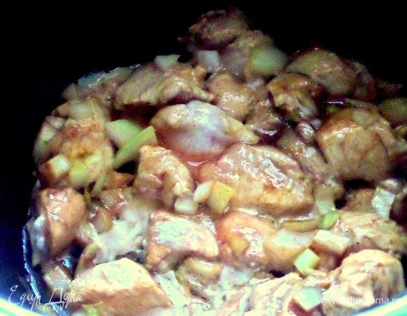 В мультиварку налить оливковое масло, выложить замаринованную курицу и включить режим «жарка» на 5 минут с закрытой крышкой, потом 5 минут с открытой.