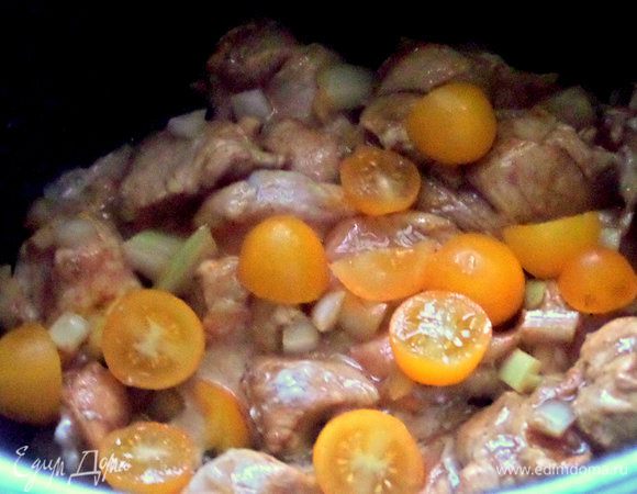 Добавить в рагу через 10 минут от начала обжарки. Количество воды зависит от того, какой густоты хотите видеть рагу, влить около стакана.