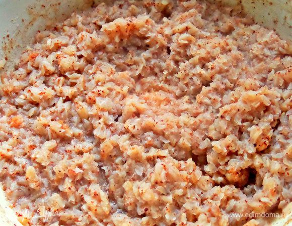 Провариваем на среднем огне, пока вся вода не впитается. Закрываем крышкой до готовности на несколько минут.