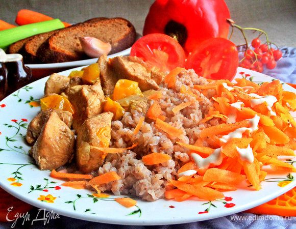 Также предлагаем к блюду свежие помидоры. Угощаемся пикантной, но очень нежной по структуре курочкой!