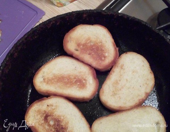 Кусочки батона поджариваем на небольшом количестве подсолнечного масла.