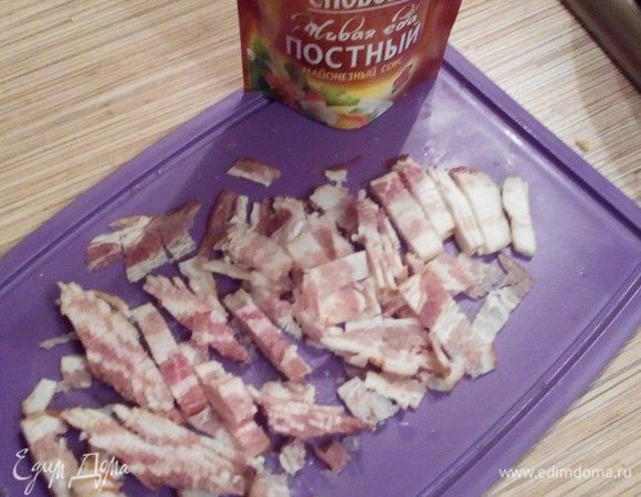 Бекон нарезать на кусочки.