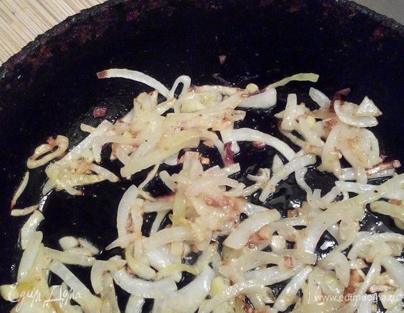 Обжарить лук до золотистого цвета.