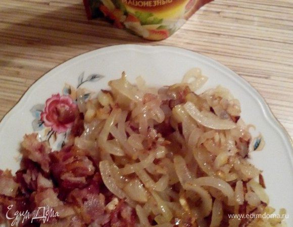 Дать луку и бекону хорошо остыть.